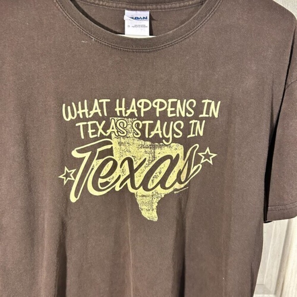 What Happens in Texas stays in TEXAS Tshirt brown size‎ L